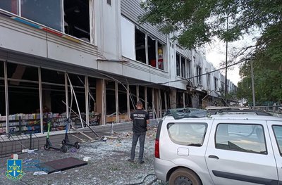 Прокуратура розслідує атаку БпЛА на Одесу: згорілі авто, травмована жінка, пошкоджені будівлі Прокуратура розслідує атаку БпЛА на Одесу: згорілі авто, травмована жінка, пошкоджені будівлі
