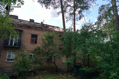 Пошкоджені житлові будинки у Дарницькому районі Києва: для мешканців розгорнули штаб допомоги Пошкоджені житлові будинки у Дарницькому районі Києва: для мешканців розгорнули штаб допомоги