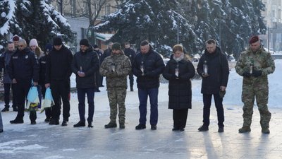 У Житомирі вшанували пам'ять захисників Донецького аеропорту У Житомирі вшанували пам'ять захисників Донецького аеропорту
