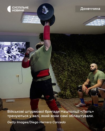 Військові штурмової бригади Нацполіції "Лють" тренуються у спортзалі, який вони самі облаштували Військові штурмової бригади Нацполіції "Лють" тренуються у спортзалі, який вони самі облаштували