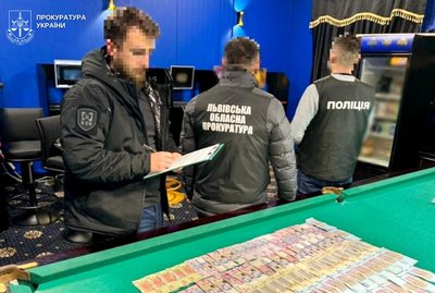 Правоохоронці працюють на місці події Правоохоронці працюють на місці події