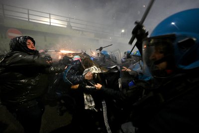 Антиолімпійські протести в Мілані закінчилися сутичками з поліцією Антиолімпійські протести в Мілані закінчилися сутичками з поліцією