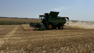 Бракує механізаторів й водіїв: на Кіровоградщині збирають озимі ячмінь та пшеницю Бракує механізаторів й водіїв: на Кіровоградщині збирають озимі ячмінь та пшеницю