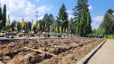 "З родичами все узгодили": у Рівному встановлять 30 пам'ятників загиблим військовим "З родичами все узгодили": у Рівному встановлять 30 пам'ятників загиблим військовим