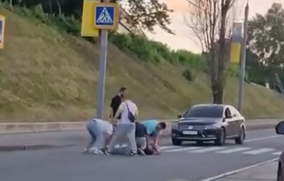 Люди затримали нападника Люди затримали нападника
