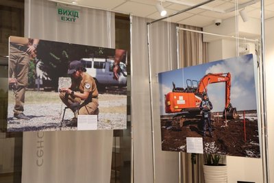 У Дніпрі почала роботу фотовиставка «Жінки у розмінуванні» У Дніпрі почала роботу фотовиставка «Жінки у розмінуванні»