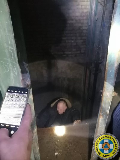 У Києві чоловік впав в шахту ліфта на глибину 8 метрів У Києві чоловік впав в шахту ліфта на глибину 8 метрів
