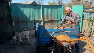 Володимир та пес Дунай Розкішне Іллінівська громада Донецька область 21 квітня 2025 рік Володимир та пес Дунай Розкішне Іллінівська громада Донецька область 21 квітня 2025 рік