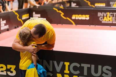 Дмитро з дочкою під час Invictus Games 2023 Дмитро з дочкою під час Invictus Games 2023