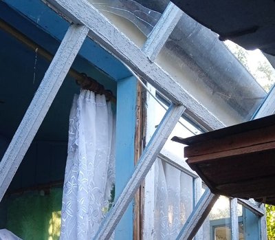 Віконна рама випала через російську атаку Віконна рама випала через російську атаку