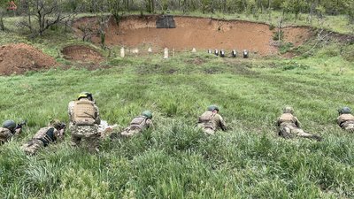 Морпіхи стріляють по мішенях під час долання смуги випробувань Морпіхи стріляють по мішенях під час долання смуги випробувань