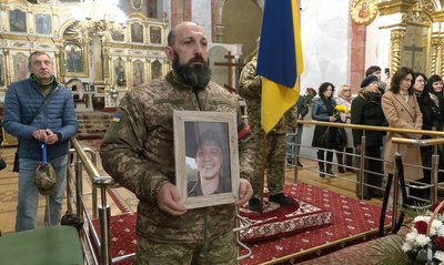 Єдиний син у батьків: у Луцьку попрощалися з 30-річним солдатом Владиславом Драганчуком Єдиний син у батьків: у Луцьку попрощалися з 30-річним солдатом Владиславом Драганчуком