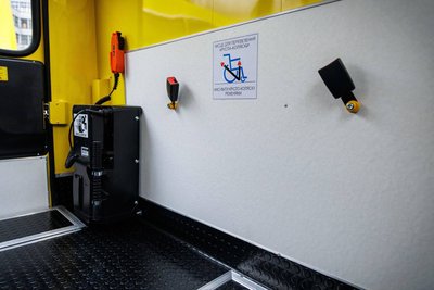 Місце для крісла колісного у шкільному автобусі Місце для крісла колісного у шкільному автобусі