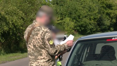 Працівники ТЦК вручали повістки у Рівному: як на це реагують чоловіки Працівники ТЦК вручали повістки у Рівному: як на це реагують чоловіки