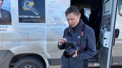 "Американці питають: «А що, війна в Україні ще є?»”. Як фотографка з Лос-Анджелеса документує евакуації з Донеччини "Американці питають: «А що, війна в Україні ще є?»”. Як фотографка з Лос-Анджелеса документує евакуації з Донеччини