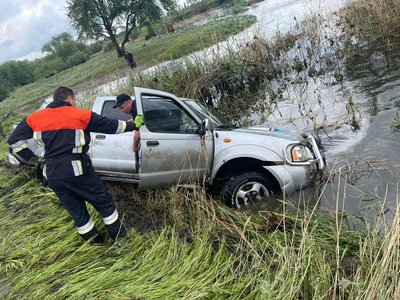 Рятувальники на Донеччині дістають автівку з водойми. Фото: Facebook/ДСНС Донеччини Рятувальники на Донеччині дістають автівку з водойми. Фото: Facebook/ДСНС Донеччини