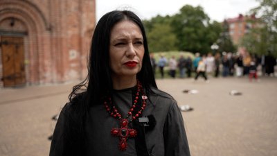 На рядні зі знищеного села вишили "стійкість": до Дня вишиванки у Чернігові влаштували перформанс На рядні зі знищеного села вишили "стійкість": до Дня вишиванки у Чернігові влаштували перформанс