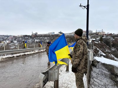 Представники чотирьох областей України зустрілися на мосту через річку Смотрич, поблизу Кам'янець-Подільської фортеці Представники чотирьох областей України зустрілися на мосту через річку Смотрич, поблизу Кам'янець-Подільської фортеці