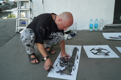 Художник створює графіті в центрі міста Художник створює графіті в центрі міста