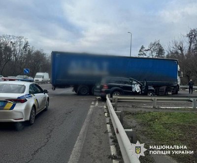 У Києві вантажівка зіткнулася позашляховиком. Загинув підліток У Києві вантажівка зіткнулася позашляховиком. Загинув підліток