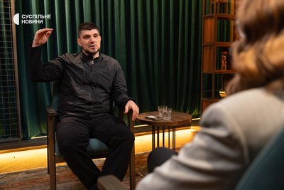 Командир Російського добровольчого корпусу (РДК) Денис Капустін під час інтервʼю Суспільному, Київ, 20 лютого 2026 року Командир Російського добровольчого корпусу (РДК) Денис Капустін під час інтервʼю Суспільному, Київ, 20 лютого 2026 року