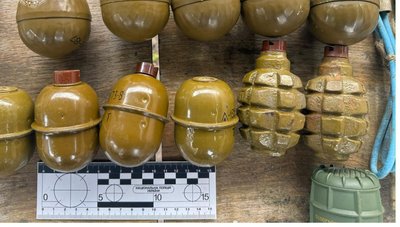Бойові гранати типу РГД-5 (гладкі) та Ф-1 (з насічками), вилучені поліцією Бойові гранати типу РГД-5 (гладкі) та Ф-1 (з насічками), вилучені поліцією