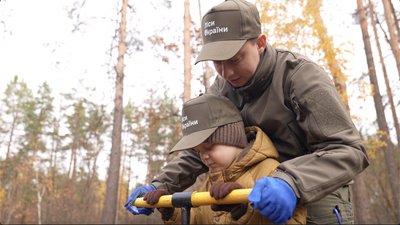 "Робота в задоволення": у лісництві на Черкащині висадили нові дерева "Робота в задоволення": у лісництві на Черкащині висадили нові дерева