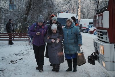 Жінки біля будинку, в який влучили росіяни в Салтівському районі Харкова