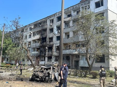 РФ уперше вдарила КАБом по Павлограду: пошкоджено багатоповерхівку. Двоє загиблих, є поранені РФ уперше вдарила КАБом по Павлограду: пошкоджено багатоповерхівку. Двоє загиблих, є поранені