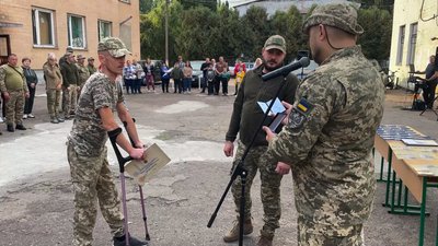 У Прилуках бійцям тероборони вручили нагороди: розповідаємо історію одного з них, який отримав "Знак пошани" У Прилуках бійцям тероборони вручили нагороди: розповідаємо історію одного з них, який отримав "Знак пошани"