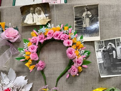 У селі Слоут на Сумщині майстрині створюють весільні воскові віночки. Репортаж У селі Слоут на Сумщині майстрині створюють весільні воскові віночки. Репортаж