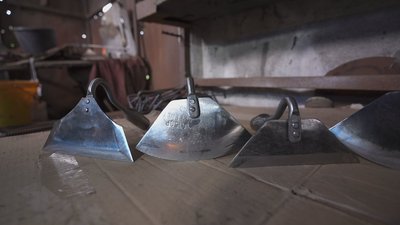Робить сапи й розігрує в лотереї: як на Вінниччині коваль допомагає оборонцям Робить сапи й розігрує в лотереї: як на Вінниччині коваль допомагає оборонцям