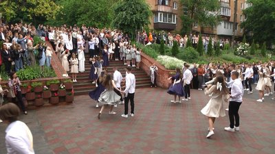У школах Хмельниччини відбулося свято останнього дзвоника: скільки учнів випустилося У школах Хмельниччини відбулося свято останнього дзвоника: скільки учнів випустилося
