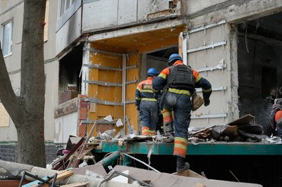 Влучання у будинок на Салтівці у Харкові: рятувальники у зруйнованих квартир Влучання у будинок на Салтівці у Харкові: рятувальники у зруйнованих квартир