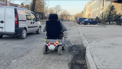 Бурштин, колісне крісло, Максим Мудрак Бурштин, колісне крісло, Максим Мудрак