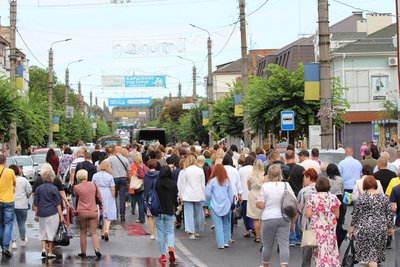 Зустріли "живим коридором": в Умані попрощались із захисником Зустріли "живим коридором": в Умані попрощались із захисником