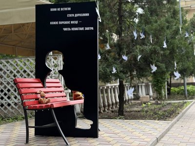 "Тут мало сидіти дитинство". У Краматорську створили інсталяцію до Дня пам’яті дітей, внаслідок збройної агресії РФ "Тут мало сидіти дитинство". У Краматорську створили інсталяцію до Дня пам’яті дітей, внаслідок збройної агресії РФ