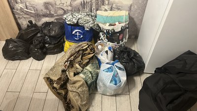 Речі, зібрані для виїзду з квартири після удару безпілотником біля будинку Речі, зібрані для виїзду з квартири після удару безпілотником біля будинку