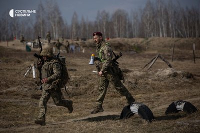 Інструктор контролює виконання вправ з переміщення між укриттями під час вогневої підготовки Інструктор контролює виконання вправ з переміщення між укриттями під час вогневої підготовки