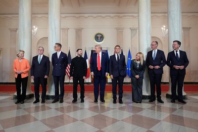 Зустріч президента США Дональда Трампа з президентом України Володимиром Зеленським (в центрі) та європейськими лідерами, Вашингтон, США, 18 серпня 2025 року Зустріч президента США Дональда Трампа з президентом України Володимиром Зеленським (в центрі) та європейськими лідерами, Вашингтон, США, 18 серпня 2025 року