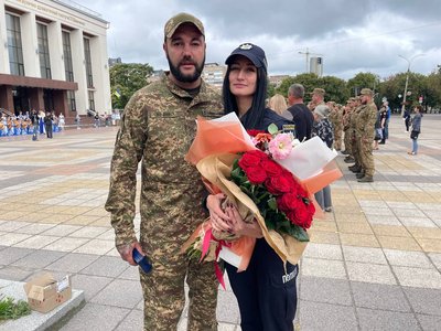 У Черкасах нацгвардієць освідчився коханій у День Прапора