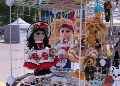 Вʼязані ляльки ручної роботи на ярмарку у Камʼянці-Подільському Вʼязані ляльки ручної роботи на ярмарку у Камʼянці-Подільському