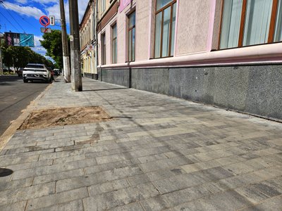 Нова плитка та старі ями – який вигляд мають тротуари на Покровській у Житомирі Нова плитка та старі ями – який вигляд мають тротуари на Покровській у Житомирі