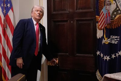 Президент США Дональд Трамп виходить із зали засідань Кабінету міністрів після засідання у Білому домі, Вашингтон, 2 грудня 2025 року Президент США Дональд Трамп виходить із зали засідань Кабінету міністрів після засідання у Білому домі, Вашингтон, 2 грудня 2025 року