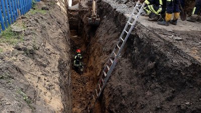 Під час будівництва укриття у вінницькому дитсадку людину засипало землею Під час будівництва укриття у вінницькому дитсадку людину засипало землею