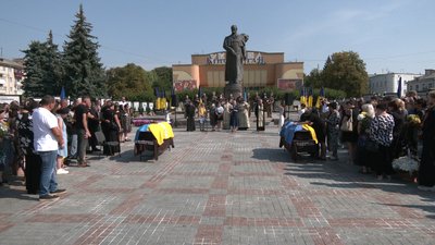 З добровольцями Дмитром Доровєєвим та Володимиром Ліціюком попрощалися у Рівному З добровольцями Дмитром Доровєєвим та Володимиром Ліціюком попрощалися у Рівному