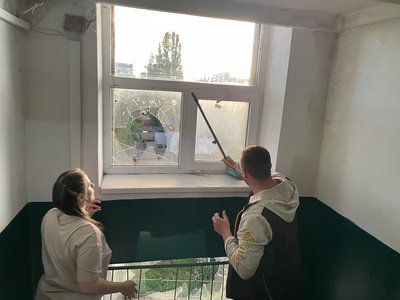 В Охтирці російський безпілотник влучив поблизу багатоповерхівки В Охтирці російський безпілотник влучив поблизу багатоповерхівки