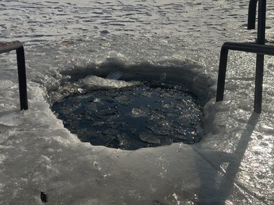 “Знімає стрес від нічних атак”: як сум'яни купаються у крижаній воді “Знімає стрес від нічних атак”: як сум'яни купаються у крижаній воді