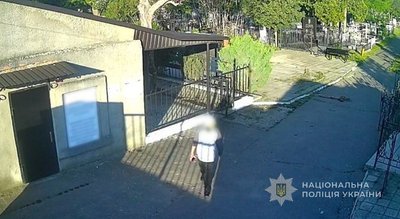В Одесі чоловіка підозрюють у пошкодженні надмогильних хрестів на кладовищі В Одесі чоловіка підозрюють у пошкодженні надмогильних хрестів на кладовищі