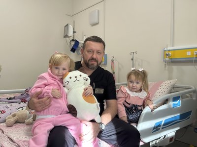 Дівчатка та хірург Андрій Кузик Дівчатка та хірург Андрій Кузик